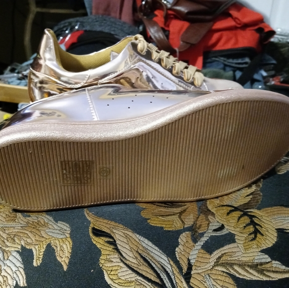 N.Y.L.A. ICONIC SHINY GOLDEN NEW! SIZE 6 WOMEN SNEAKERS,🎁GIFT IT. - Picture 6 of 14